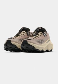 Παπούτσια για τρέξιμο σε μονοπάτι με επάνω μέρος α πό δίχτυ σε ανοιχτό ροζ και μαύρες λεπτομέρειες, εξωτερική σόλα από ελαστικό με υφή και πολύκατευθυντικές προεξοχές για καλύτερη πρόσφυση.