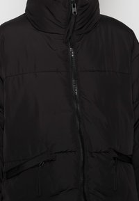 Pieces PCFREEDA SHORT OVERSIZE PUFFER JACKET - Casaco de inverno - black
