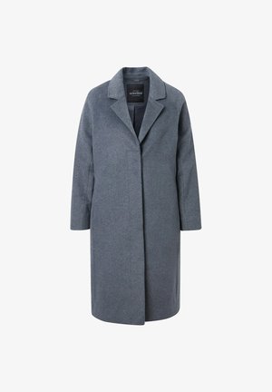 Šedý vlněný plášť s klopovým límcem, otevřeným předním dílem a dlouhými rukávy. Má rovný siluetu a minimální detaily.