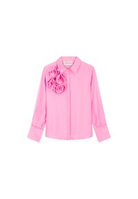 Roze blouse met lange mouwen, knoopsluiting en drie stoffen bloemenaccenten aan de linkerkant. Gladde textuur, kraagontwerp.