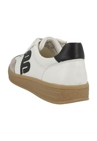 Sneaker bianca in pelle con accenti neri, dotata di punta rotonda, suola in gomma testurizzata e dettaglio del logo laterale. Il retro presenta un tab in pelle nera.