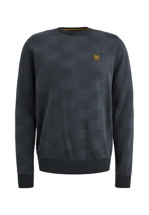Tamno sivi pleteni pulover s okruglim izrezom, s rebrastim manžetama i donjim rubom. Ima mali žuti logotip na lijevoj strani prsnog područja.