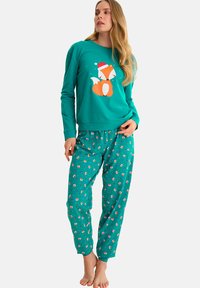 Ensemble de pyjama turquoise comprenant un haut à manches longues avec un motif de renard et un pantalon à motifs avec de petits renards, fabriqué en tissu doux.
