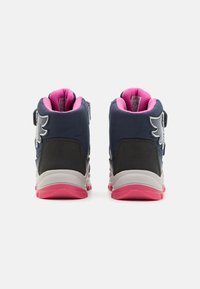 High-top sneakers z granatową cholewką, różowymi akcentami, szarym podnoskiem, paskiem na rzep, szczegółowym logo po bokach oraz wyściełanym kołnierzem dla większego komfortu.