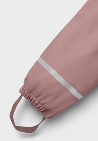 Rosa vanntett erme med elastisk mansjett og reflekterende sølvstripe. Har et løkkebånd for enkel bæring. Glatt, matt tekstur.