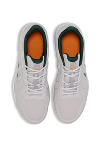 Weiße Sportschuhe mit einem Obermaterial aus Mesh, grünen und orangen Akzenten, grauen Schnürsenkeln und einer strukturierten Sohle. Mit einem auffälligen Logo auf der Zunge.