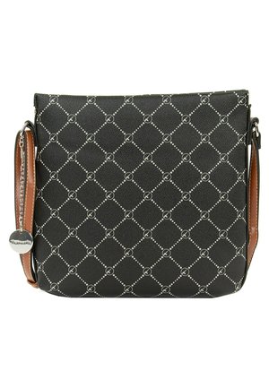 Schwarze Umhängetasche mit weißem geometrischem Muster, braunem Riemen und rundem silbernem Anhänger an der Seite.