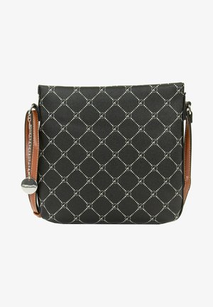 Zwarte schoudertas met wit geometrisch patroon, bruine riem en een ronde zilveren hanger aan de zijkant.