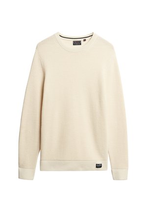 Cremfarbener Waffelstrick-Pullover mit rundem Halsausschnitt und langen Ärmeln. Verfügt über einen gerippten Saum und ein kleines Logotag am unteren Rand.