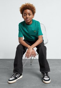 Lyle & Scott PLAIN - Basic T-shirt - court green