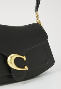 COACH TWISTED TABBY SHOULDER BAG - Handbag - black