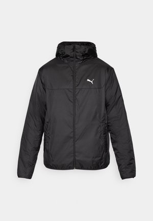 Sort isoleret jakke med lynlås på fronten, hætte og elastiske manchetter. Har et hvidt logo på øverste venstre bryst. Glat, skinnende tekstur.