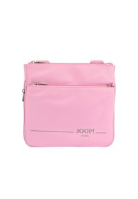 Borsa sintetica rosa con una texture liscia, dotata di una tasca con zip frontale e logo embossed "JOOP! JEANS" nella parte inferiore anteriore.