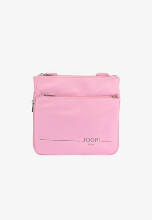 Borsa sintetica rosa con una texture liscia, dotata di una tasca con zip frontale e logo embossed "JOOP! JEANS" nella parte inferiore anteriore.
