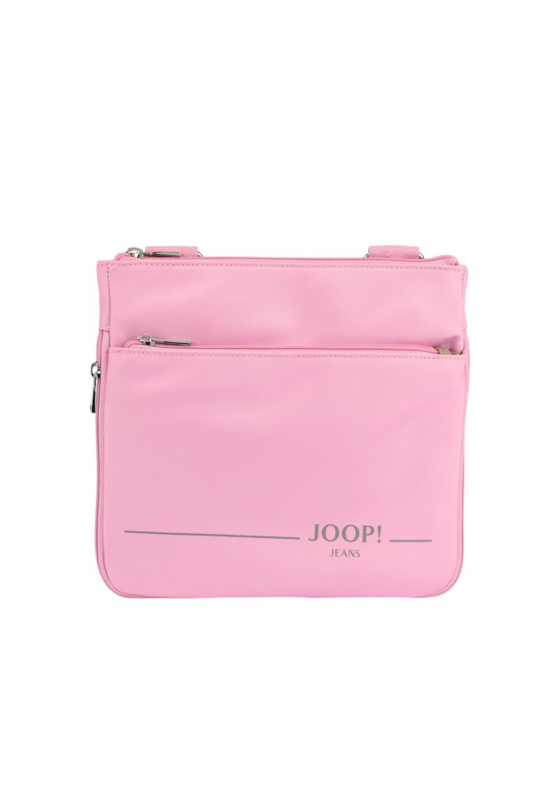 Borsa sintetica rosa con una texture liscia, dotata di una tasca con zip frontale e logo embossed "JOOP! JEANS" nella parte inferiore anteriore.