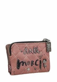 Cartera de cuero rosa con patrón acolchado, herrajes plateados y texto decorativo "merci". Presenta tachuelas y un pequeño detalle de personaje.