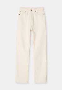 Ljust beige denimjeans med rak passform, fem fickor och mässingsbeslag. Tyget har en slät yta och minimala sömnadsdetaljer.