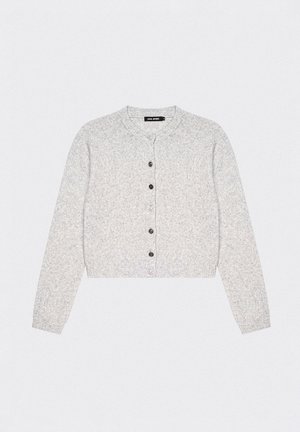 Jasnoszara, krótka kardiganka wykonana z teksturowanej dzianiny. Posiada okrągły dekolt i sześć czarnych guzików z przodu.