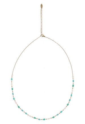 Delikat halskæde i guld med skiftevis små turkise og hvide rektangulære perler, med justerbar lås og forlængerkæde.