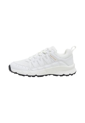 Hvid atletisk sneaker med mesh og læderoverdel, snøredesign, sort gummisål og "bruno banani" logo på siden.