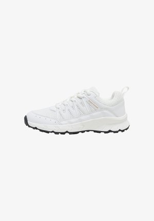 Biały sportowy but typu sneaker z siateczkową i skórzaną cholewką, sznurowanym fasonem, czarną gumową podeszwą i logo "bruno banani" z boku.