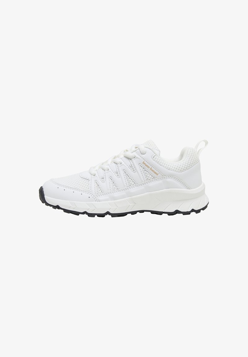 Baskets blanches de sport avec tige en mesh et cuir, design à lacets, semelle en caoutchouc noire et logo « bruno banani » sur le côté.