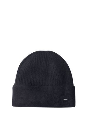 Gorro de punto negro con puño doblado y pequeña etiqueta metálica de marca en el borde, mostrado sobre un fondo blanco.