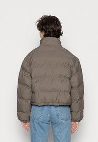 Weekday PROMIS SHORT PUFFER JACKET - Casaco de inverno - dark khaki