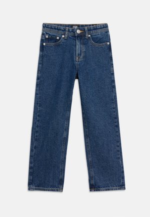 Zilas taisnas džinsa bikses ar priekšējām kabatām, jostu cilpām un metāla pogas aizdari, izklātas uz baltas virsmas.