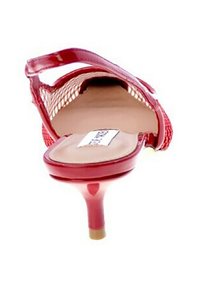 Sandalo con tacco alto rosso caratterizzato da una tomaia in rete e dettagli in pelle verniciata. Design open-toe con tacco sottile e rivestimento interno liscio.