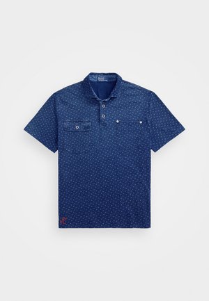 Īsām piedurknēm tumši zils polo krekls ar rakstainu audumu, kuru rotā divas krūšu kabatas ar pogu aizdari un apkakle ar trim pogām.