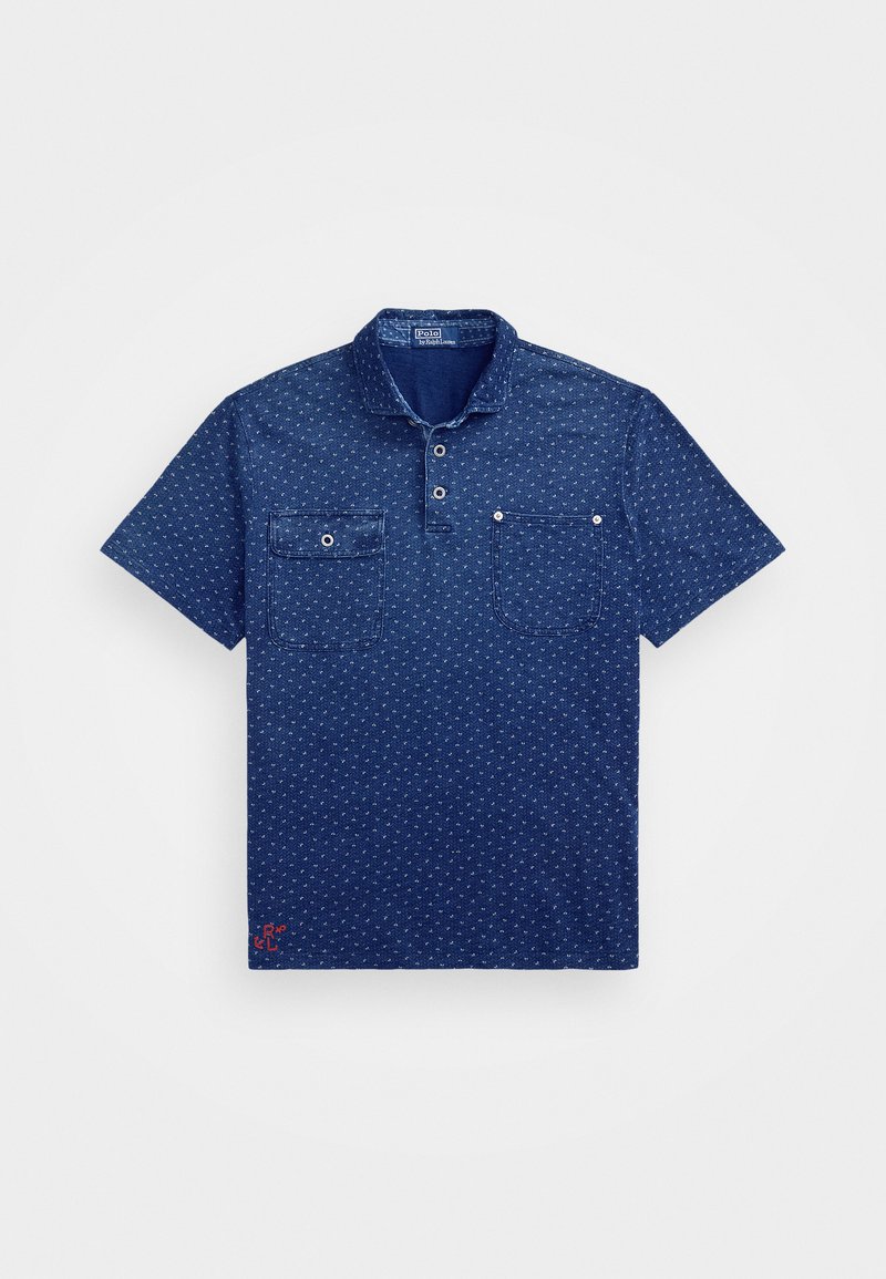 Īsām piedurknēm tumši zils polo krekls ar rakstainu audumu, kuru rotā divas krūšu kabatas ar pogu aizdari un apkakle ar trim pogām.