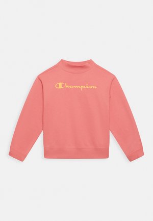Koralfarvet sweatshirt, høj krave, lange ærmer, ribbede manchetter, med "Champion" logo i gult over brystet, lavet af blød bomuldsblanding.