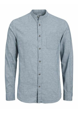 Camicia a maniche lunghe blu in tessuto testurizzato con colletto a fascia, bottoni frontali e una tasca sul petto.