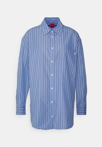 Gestreiftes blaues Hemd aus leichtem Stoff; mit Kragen, langen Ärmeln und einer Brusttasche mit Logo-Stickerei.