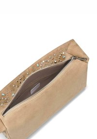 Bolso de ante beige con acentos de tachuelas, cierre de cremallera y forro interior suave. Presenta cuentas decorativas y tachuelas a lo largo de la abertura.