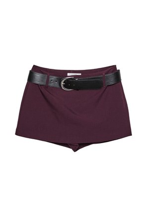 Bordeaux shorts med et sort læderbælte. Designet har en glat tekstur og en tætsiddende form, med et bredt bælte, der er sikret med en spænde.