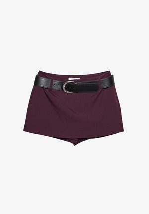 Vinröda shorts med ett svart läderbälte. Designen har en slät yta och en figurnära passform, med ett brett bälte som säkras med en spänne.