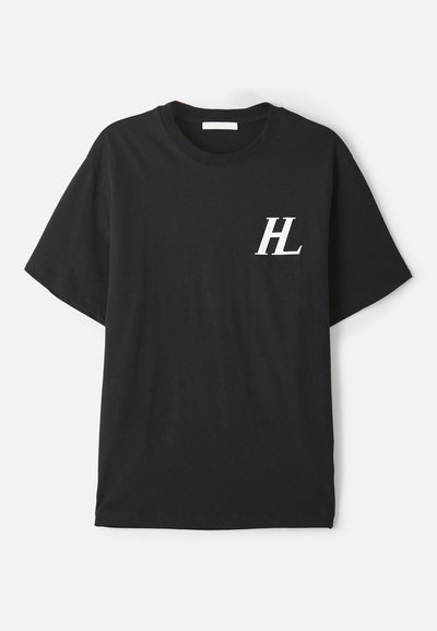 Must musta T-särk lühikeste varrukatega, millel on vasakul rinnal valge "HL" logo. Tavaline lõige, sile tekstuur ja klassikaline ümmargune kaelus.