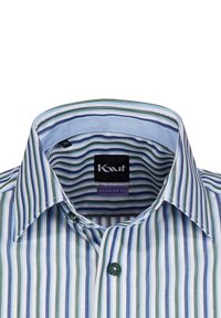 Camicia a righe con linee azzurro chiaro, verde e blu navy. Presenta un colletto botton-down e un bottone verde al collo. L'etichetta recita "Kauf REGULAR FIT."