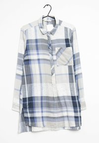 Langärmliges, knöpfbares Hemd in verschiedenen Blau- und Grautönen im Karodesign; verfügt über eine Brusttasche und Seitenschlitze. Das Material scheint leicht zu sein.