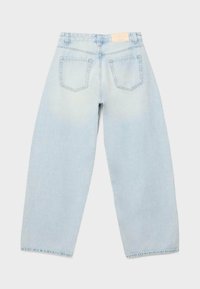 Svetlo modré rifle s vysokým pásom a širokými nohavicami, zozadu sú viditeľné dve štvorcové vrecká a malá béžová záplata s logom značky na opasku.