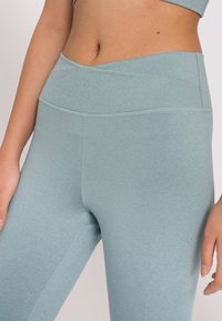 OCEANSAPART DAHLIA - Leggings - light aloe grey