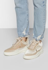 Filling Pieces Baskets basses - beige