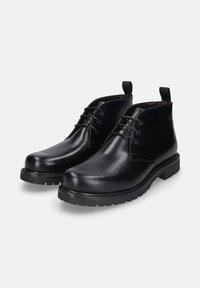 Zwarte leren enkellaarzen met een gladde afwerking, voorzien van een vetersluiting, robuuste rubberen zool en een achterste trekband voor gemakkelijke aantrekking.