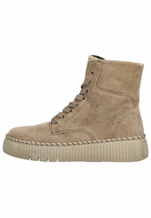 Beżowy sneaker z zamszu typu high-top, z grubą rowkowaną podeszwą i pasującymi sznurówkami, widok z boku na białym tle.