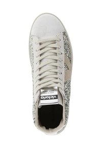 Sneaker bianco con accenti argentati brillanti, materiale scamosciato testurizzato, punta rotonda e lacci piatti. Etichetta visibile all'interno della scarpa.