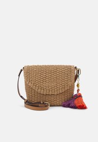 Borsa a tracolla intrecciata in paglia con tracolla in pelle color cuoio. Dotata di chiusura a patta e di un vivace pendaglio multicolore nei toni del viola, arancione e rosso.