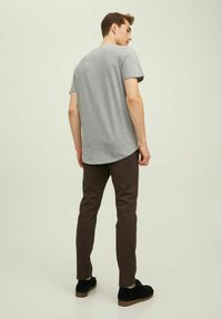 Jack & Jones JJENOA TEE CREW NECK - Pamata T-krekls - light grey melange
