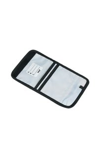 Portafoglio in tessuto nero con interno bianco, dotato di due scomparti per carte, un'area per etichette e un anello metallico. Bordo texturizzato per una migliore presa.